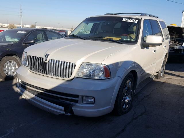 5LMFU28546LJ13492 - 2006 LINCOLN NAVIGATOR WHITE photo 2