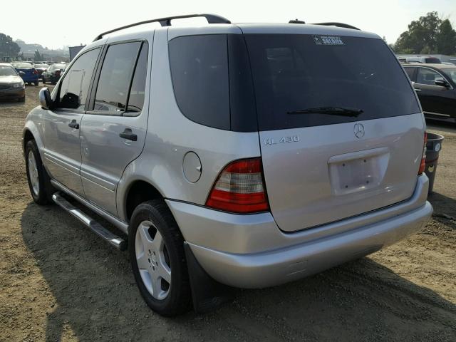 4JGAB72EXYA198118 - 2000 MERCEDES-BENZ ML 430 SILVER photo 3