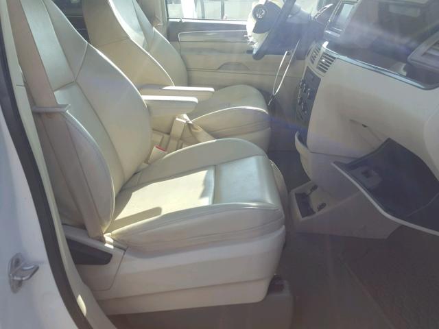 2V4RW3D12AR272816 - 2010 VOLKSWAGEN ROUTAN SE WHITE photo 5