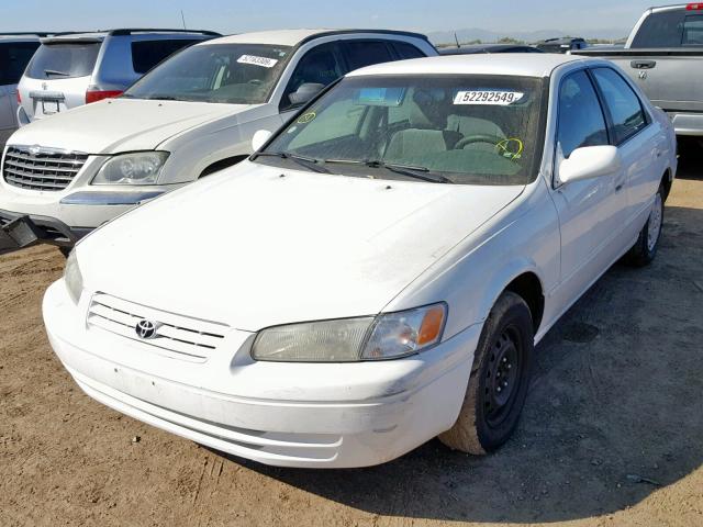 4T1BG22K2WU857593 - 1998 TOYOTA CAMRY CE WHITE photo 2