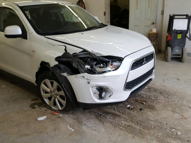 4A4AP3AU2FE019155 - 2015 MITSUBISHI OUTLANDER WHITE photo 9