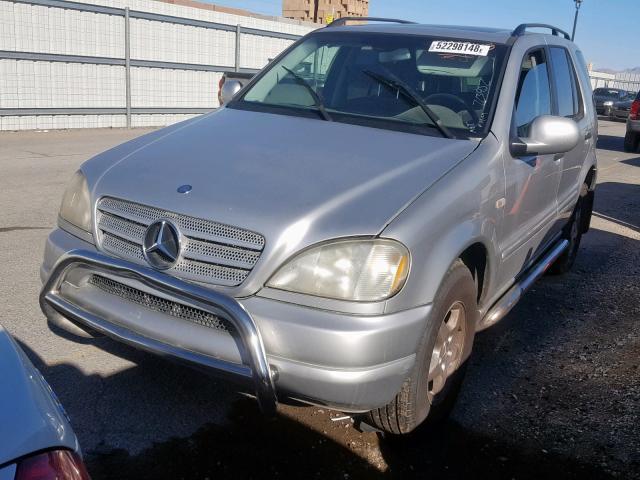 4JGAB54EXYA215372 - 2000 MERCEDES-BENZ ML 320 SILVER photo 2