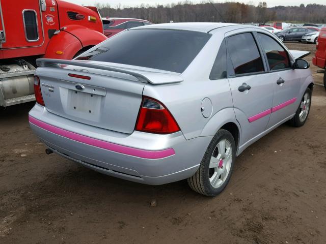 1FAHP34N97W328133 - 2007 FORD FOCUS ZX4 SILVER photo 4