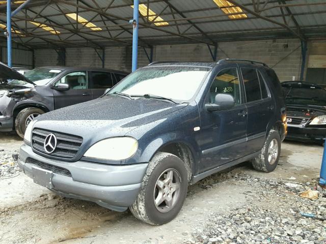 4JGAB54E2XA080841 - 1999 MERCEDES-BENZ ML 320 BLUE photo 2