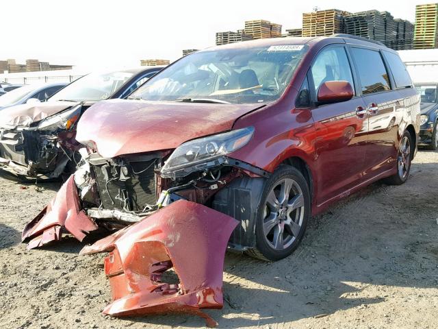 5TDXZ3DC9JS939740 - 2018 TOYOTA SIENNA SE RED photo 2