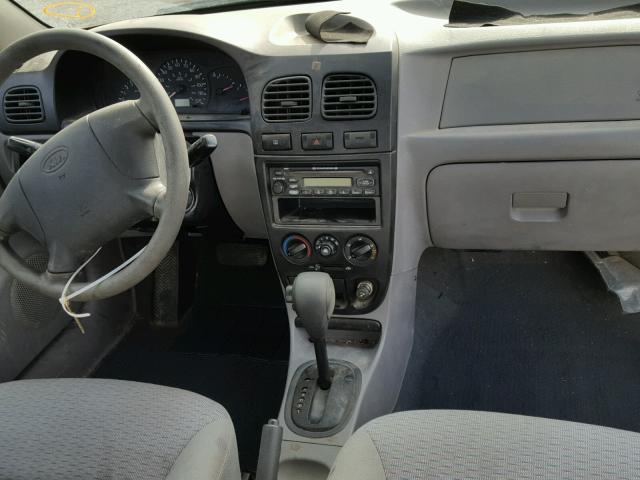 KNADC123326178939 - 2002 KIA RIO WHITE photo 9