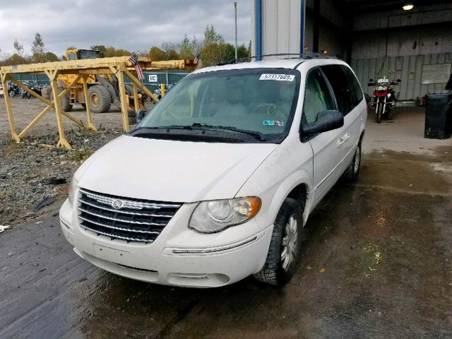 2C4GP54L65R574773 - 2005 CHRYSLER TOWN & COU WHITE photo 2