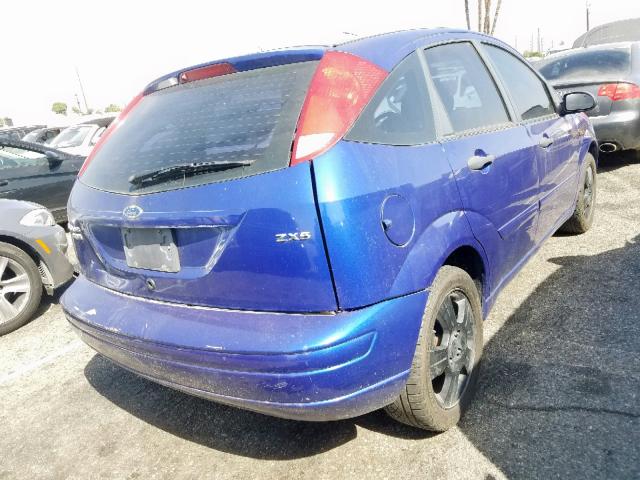 1FAHP37N06W225919 - 2006 FORD FOCUS ZX5 BLUE photo 4