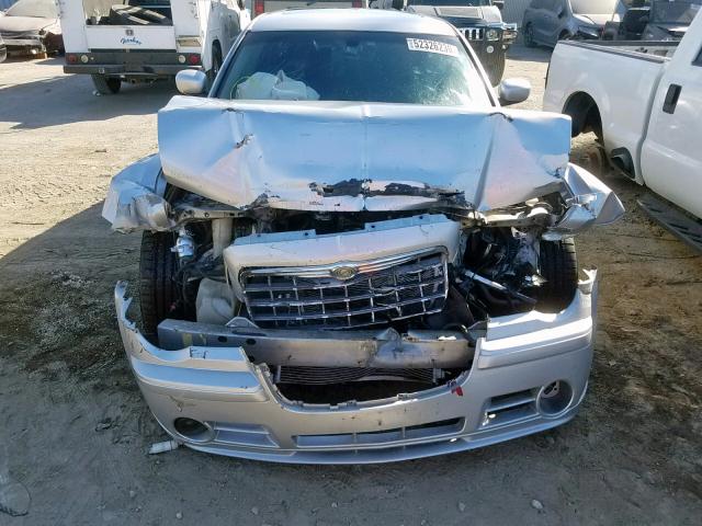 2C3KA73W37H659859 - 2007 CHRYSLER 300C SRT-8 SILVER photo 9