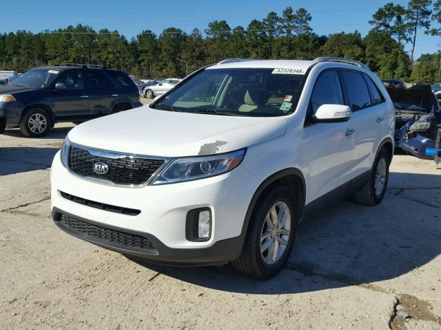 5XYKT3A61FG565509 - 2015 KIA SORENTO LX WHITE photo 2