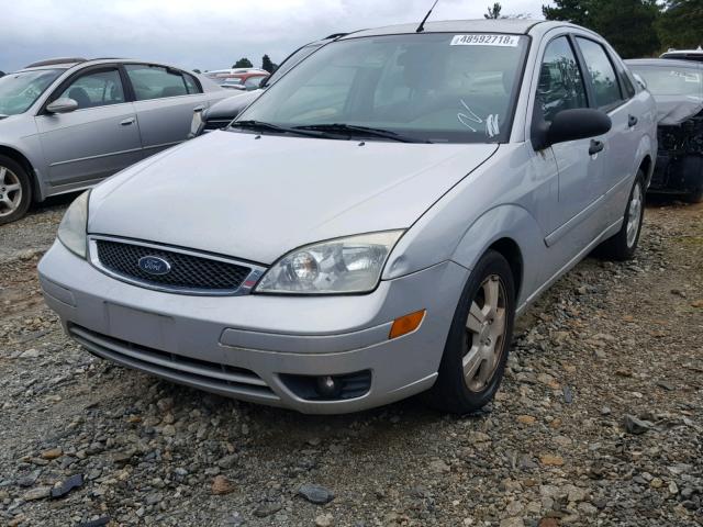 1FAFP34N75W316891 - 2005 FORD FOCUS ZX4 GRAY photo 2