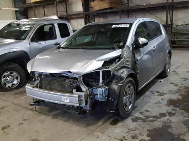 1G1JA6SH2D4139951 - 2013 CHEVROLET SONIC LS 银色 照片 2