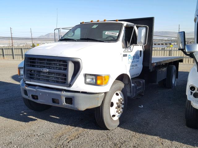 3FDNF65H82MA28114 - 2002 FORD F650 SUPER WHITE photo 2