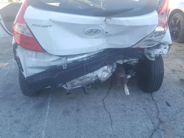 KMHCT5AE7HU316474 - 2017 HYUNDAI ACCENT SE WHITE photo 9