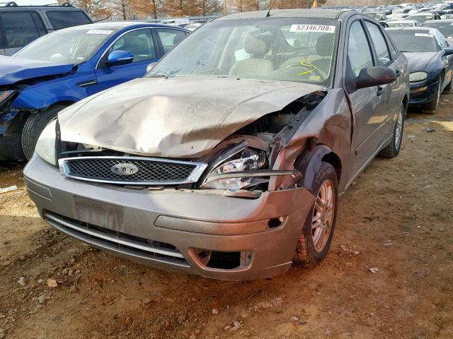 1FAFP34NX5W117608 - 2005 FORD FOCUS ZX4 GOLD photo 2