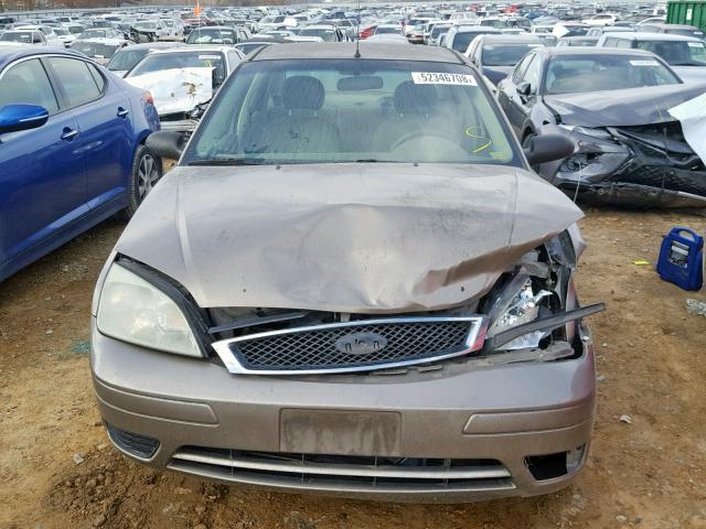 1FAFP34NX5W117608 - 2005 FORD FOCUS ZX4 GOLD photo 9