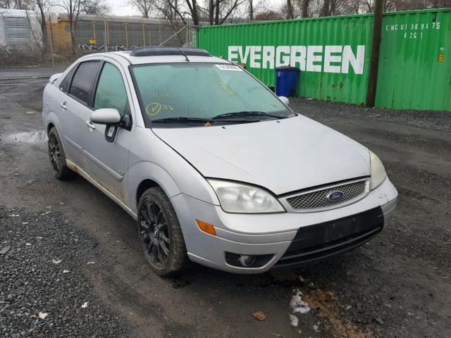 1FAFP38Z45W147961 - 2005 FORD FOCUS ZX4 SILVER photo 1