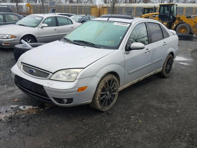 1FAFP38Z45W147961 - 2005 FORD FOCUS ZX4 SILVER photo 2