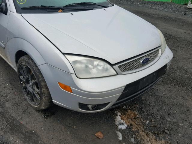 1FAFP38Z45W147961 - 2005 FORD FOCUS ZX4 SILVER photo 9