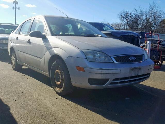 1FAHP34NX5W102101 - 2005 FORD FOCUS ZX4 SILVER photo 1