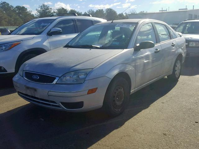 1FAHP34NX5W102101 - 2005 FORD FOCUS ZX4 SILVER photo 2