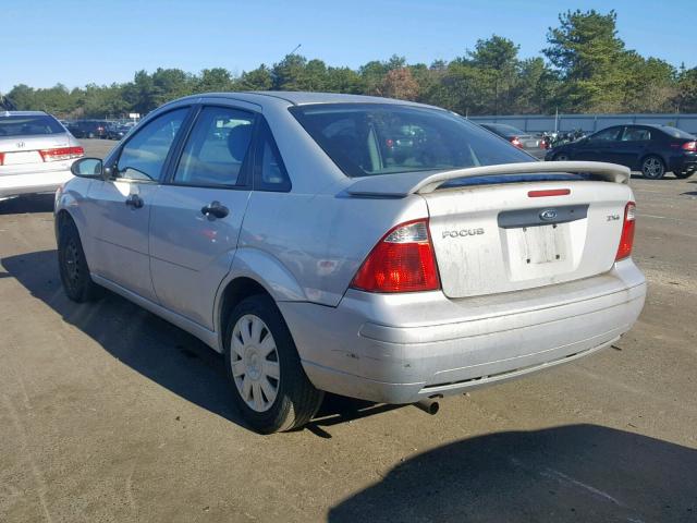 1FAHP34NX5W102101 - 2005 FORD FOCUS ZX4 SILVER photo 3