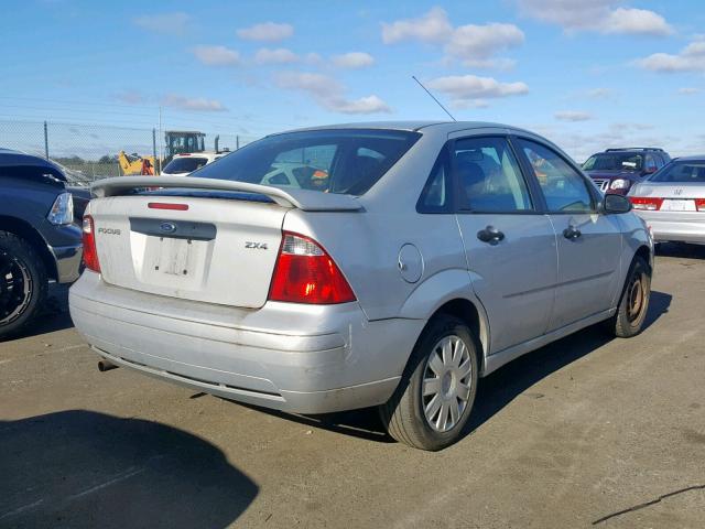 1FAHP34NX5W102101 - 2005 FORD FOCUS ZX4 SILVER photo 4