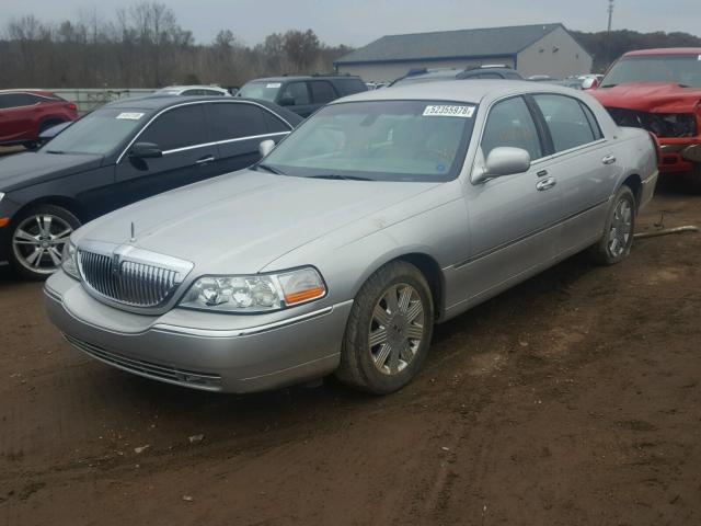 1LNHM83W43Y611673 - 2003 LINCOLN TOWN CAR C SILVER photo 2