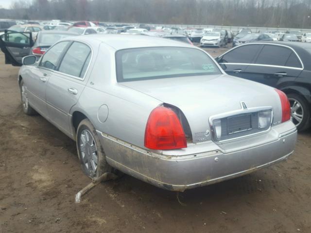 1LNHM83W43Y611673 - 2003 LINCOLN TOWN CAR C SILVER photo 3