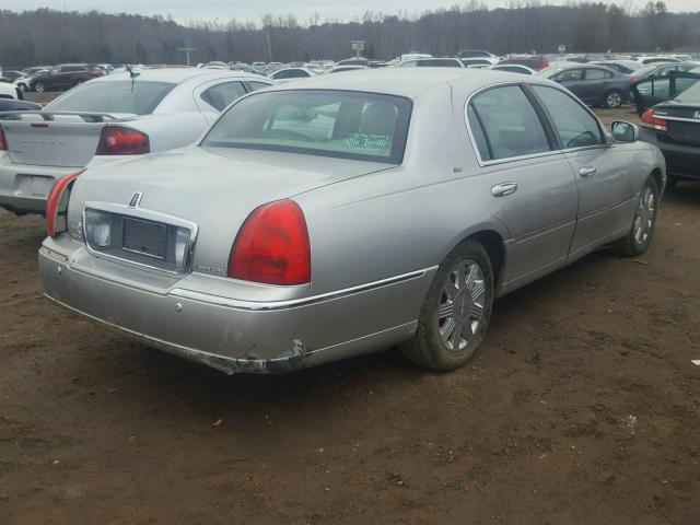 1LNHM83W43Y611673 - 2003 LINCOLN TOWN CAR C SILVER photo 4