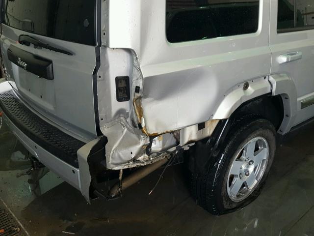 1J4RG4GK4AC137132 - 2010 JEEP COMMANDER SILVER photo 9