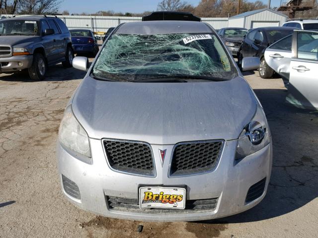 5Y2SP6E09AZ401298 - 2010 PONTIAC VIBE SILVER photo 9