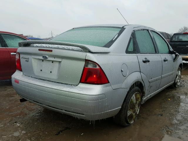 1FAFP34NX7W133889 - 2007 FORD FOCUS ZX4 SILVER photo 4