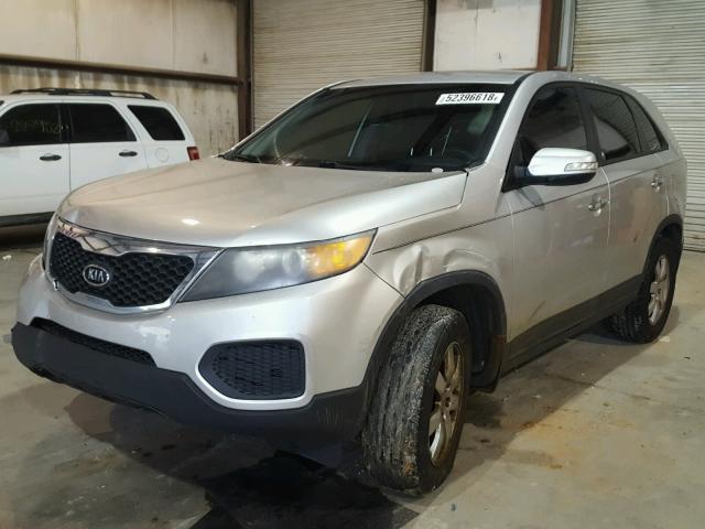 5XYKT3A16BG064856 - 2011 KIA SORENTO BA SILVER photo 2