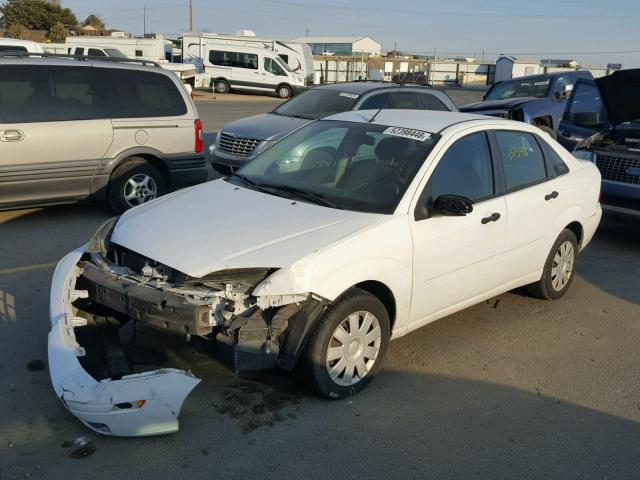 1FAFP34N26W178095 - 2006 FORD FOCUS ZX4 WHITE photo 2