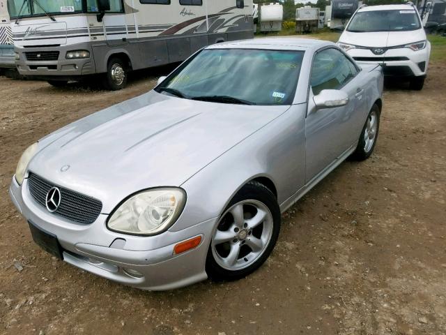 WDBKK65F21F179528 - 2001 MERCEDES-BENZ SLK 320 SILVER photo 2