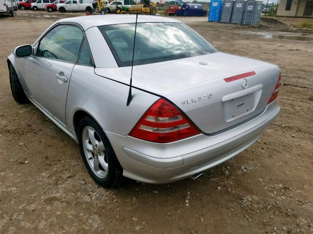 WDBKK65F21F179528 - 2001 MERCEDES-BENZ SLK 320 SILVER photo 3