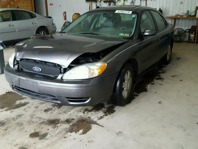 1FAFP56245A209731 - 2005 FORD TAURUS SEL GRAY photo 2