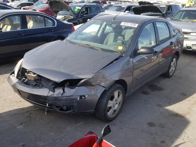 1FAFP34N85W135234 - 2005 FORD FOCUS ZX4 GRAY photo 2