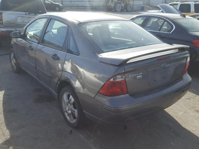 1FAFP34N85W135234 - 2005 FORD FOCUS ZX4 GRAY photo 3