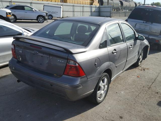 1FAFP34N85W135234 - 2005 FORD FOCUS ZX4 GRAY photo 4