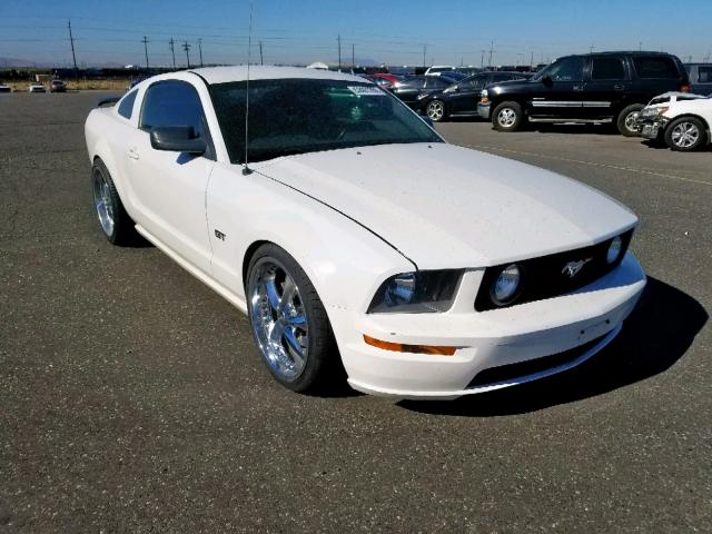 1ZVFT82HX65120481 - 2006 FORD MUSTANG GT WHITE photo 1
