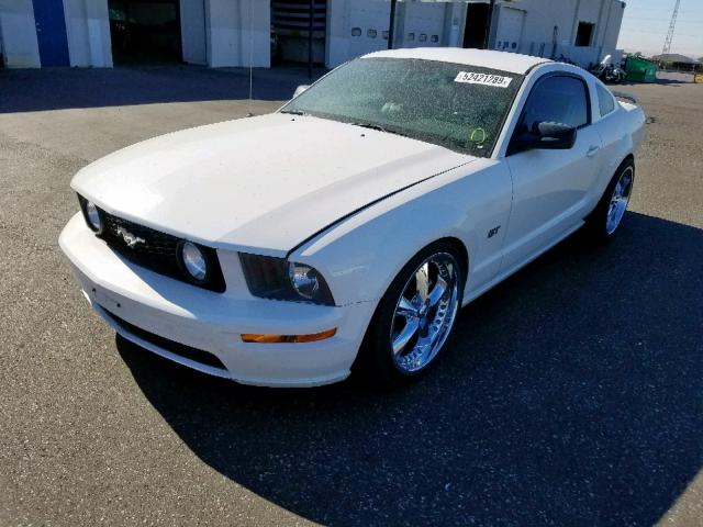 1ZVFT82HX65120481 - 2006 FORD MUSTANG GT WHITE photo 2