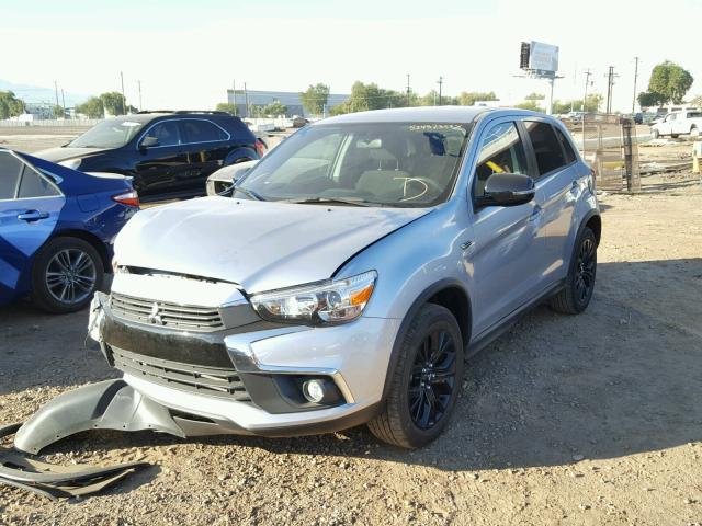 JA4AP3AU7HZ070129 - 2017 MITSUBISHI OUTLANDER SILVER photo 2