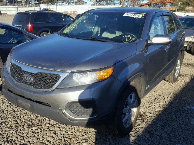 5XYKTDA69DG386539 - 2013 KIA SORENTO LX CHARCOAL photo 2