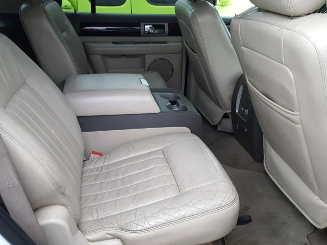 5LMFU28R84LJ13768 - 2004 LINCOLN NAVIGATOR Biały zdjęcie 6