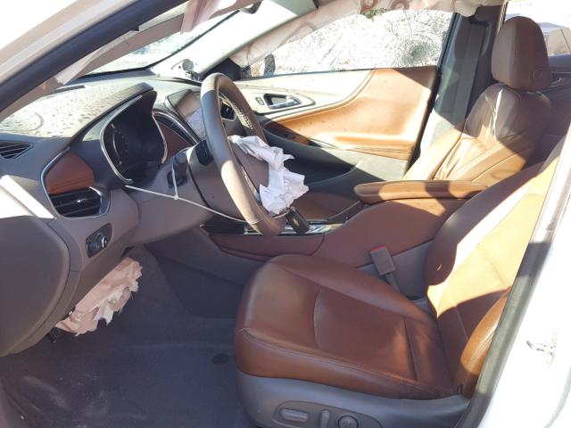 1G1ZH5SX1GF183027 - 2016 CHEVROLET MALIBU PRE WHITE photo 5