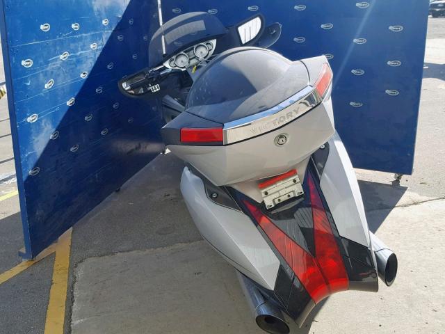 5VPSW36N6B3007355 - 2011 VICTORY MOTORCYCLES VISION TOU SILVER photo 3