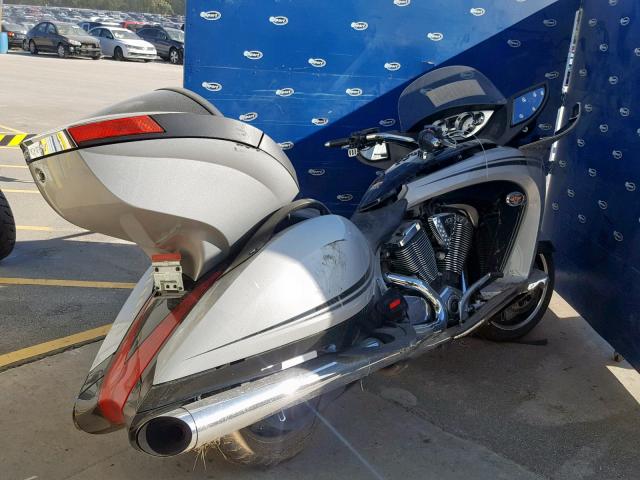 5VPSW36N6B3007355 - 2011 VICTORY MOTORCYCLES VISION TOU SILVER photo 4