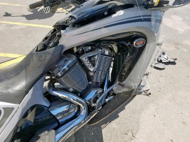 5VPSW36N6B3007355 - 2011 VICTORY MOTORCYCLES VISION TOU SILVER photo 9